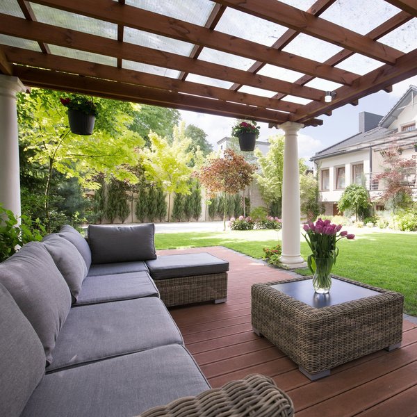 Quelles sont les spécificités d'une pergola à toiture fixe ?
